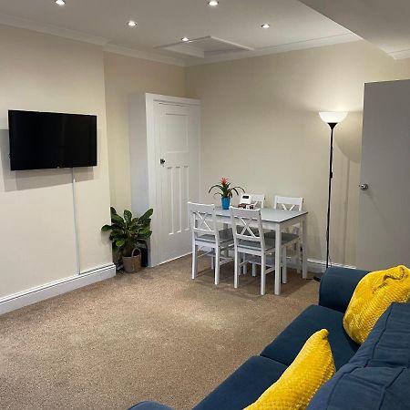 Super Convenient For Central London - Large 2 Double Bed Apartment 30 Seconds Walk To Platform Train Station And 19 Mins To London Waterloo Exteriör bild