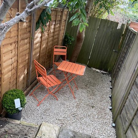 Super Convenient For Central London - Large 2 Double Bed Apartment 30 Seconds Walk To Platform Train Station And 19 Mins To London Waterloo Exteriör bild
