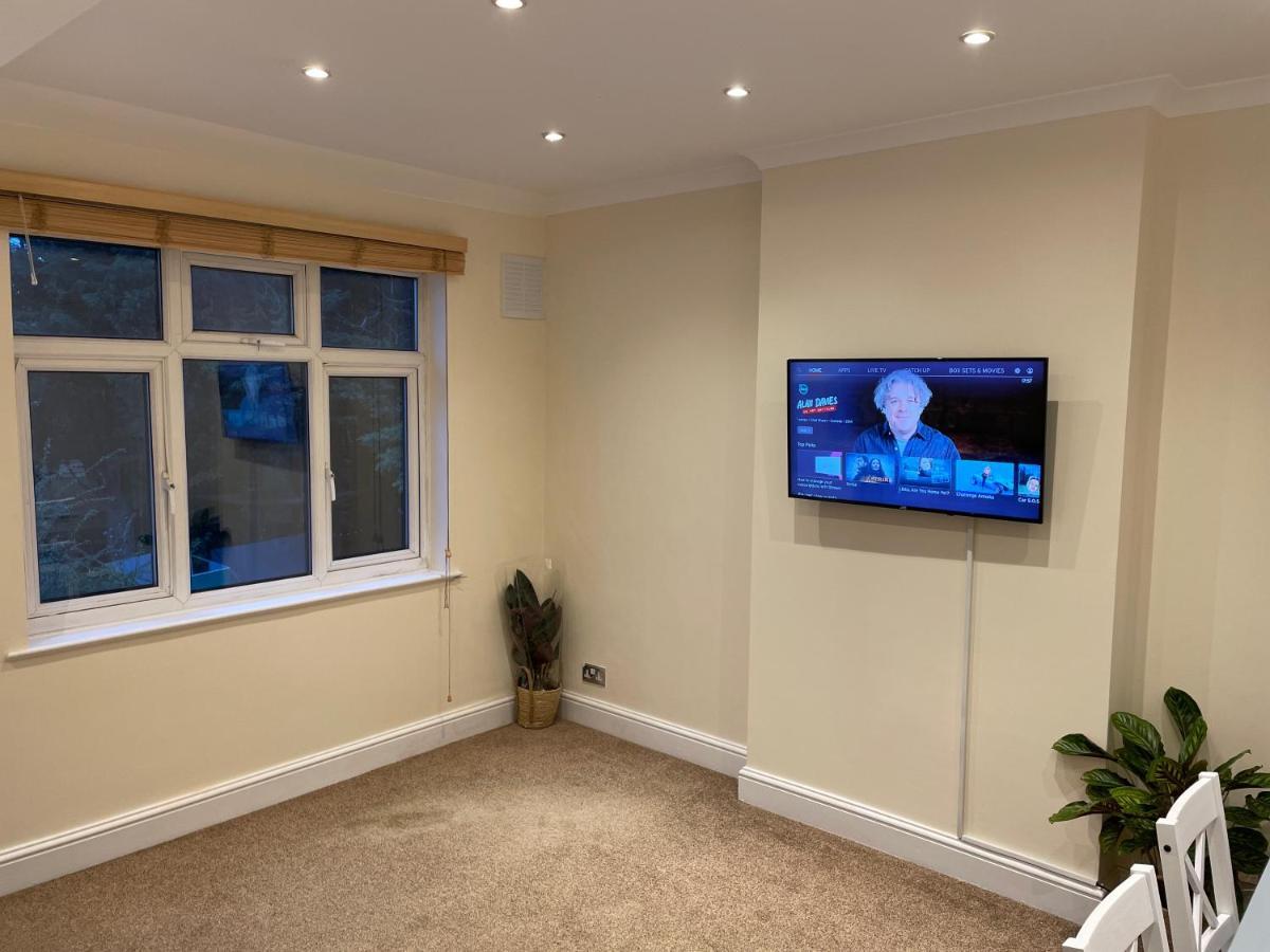 Super Convenient For Central London - Large 2 Double Bed Apartment 30 Seconds Walk To Platform Train Station And 19 Mins To London Waterloo Exteriör bild