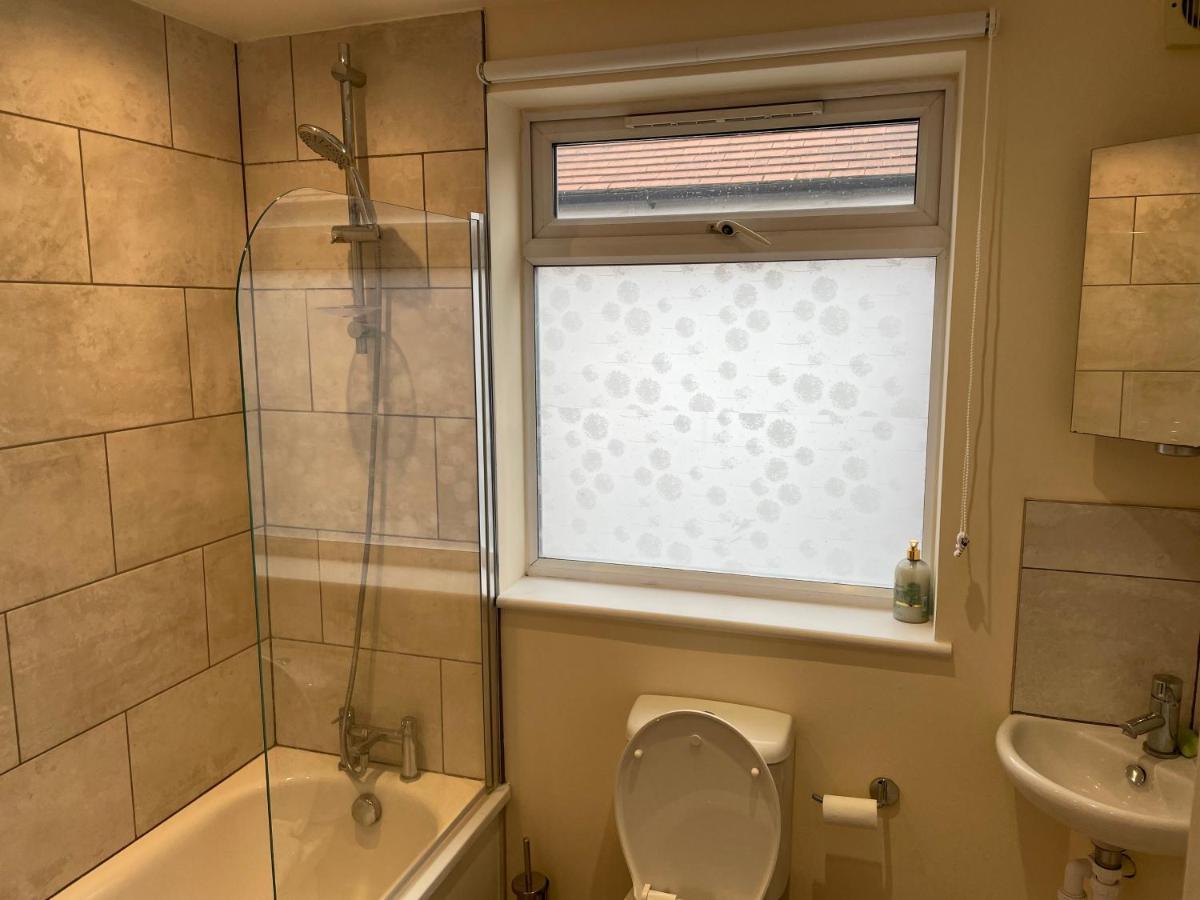 Super Convenient For Central London - Large 2 Double Bed Apartment 30 Seconds Walk To Platform Train Station And 19 Mins To London Waterloo Exteriör bild