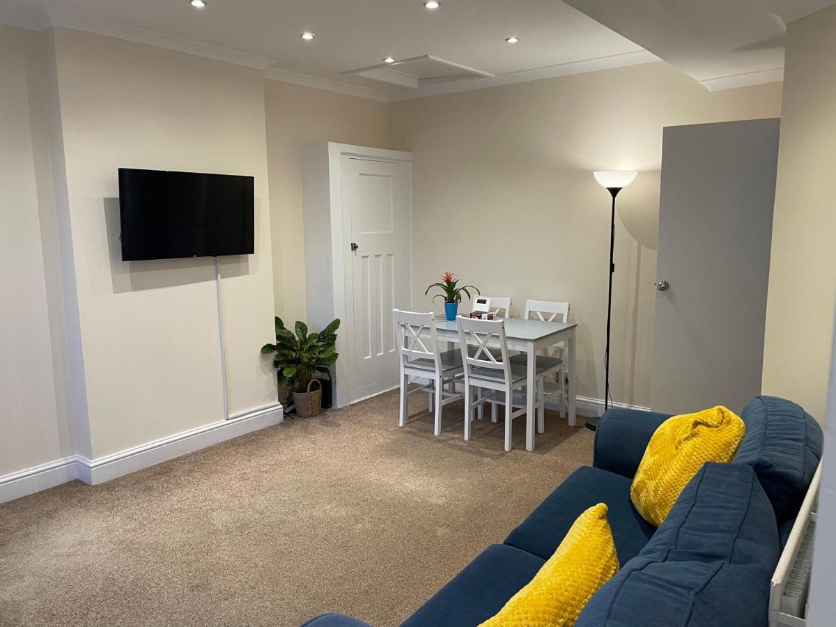 Super Convenient For Central London - Large 2 Double Bed Apartment 30 Seconds Walk To Platform Train Station And 19 Mins To London Waterloo Exteriör bild