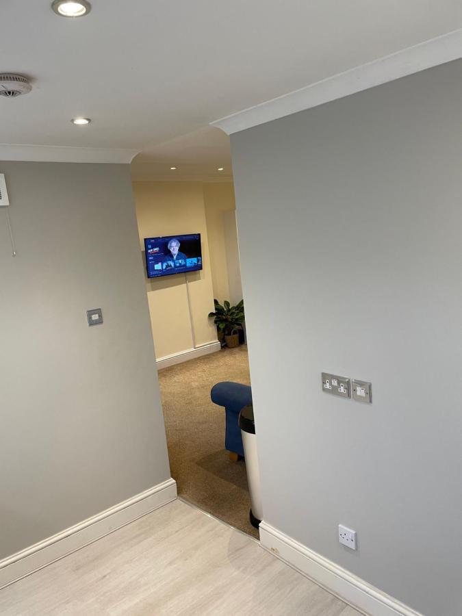 Super Convenient For Central London - Large 2 Double Bed Apartment 30 Seconds Walk To Platform Train Station And 19 Mins To London Waterloo Exteriör bild