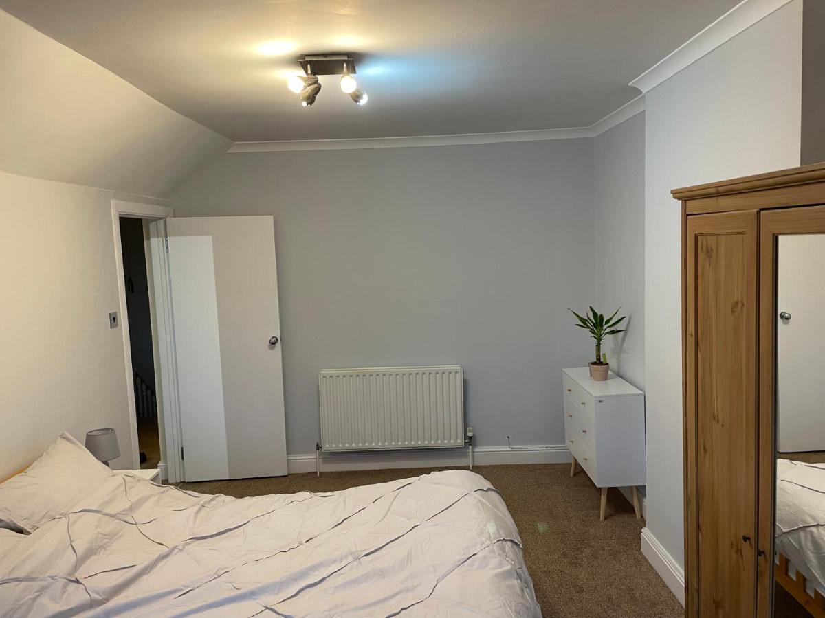 Super Convenient For Central London - Large 2 Double Bed Apartment 30 Seconds Walk To Platform Train Station And 19 Mins To London Waterloo Exteriör bild