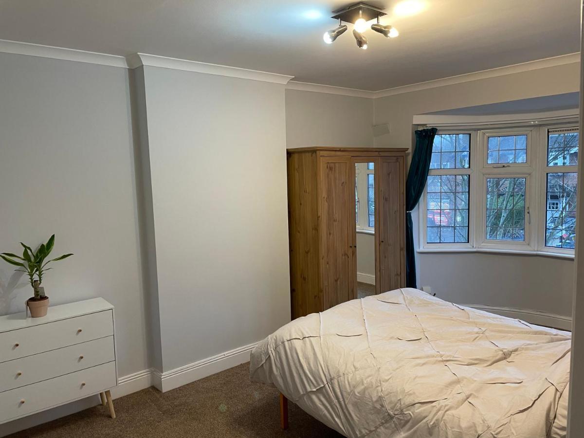 Super Convenient For Central London - Large 2 Double Bed Apartment 30 Seconds Walk To Platform Train Station And 19 Mins To London Waterloo Exteriör bild